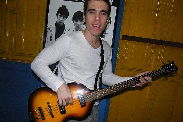 Rafa Ortman tocando baixo